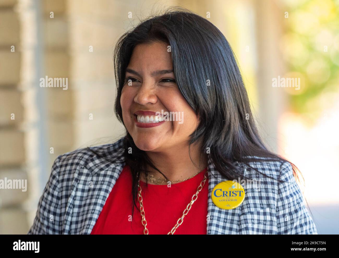 Gainesville, Florida, Stati Uniti. 27th Ott 2022. 25 ottobre 2022, Gainesville, FL: Karla Hernandez, il candidato tenente governatore con il candidato democratico gubernatorial Charlie Crist, parla al quartier generale del partito democratico della contea di Alachua a Gainesville, FL nel tentativo di incoraggiare gli elettori latini dopo l'inizio del voto anticipato. (Credit Image: © Dominic Gwinn/ZUMA Press Wire) Credit: ZUMA Press, Inc./Alamy Live News Foto Stock