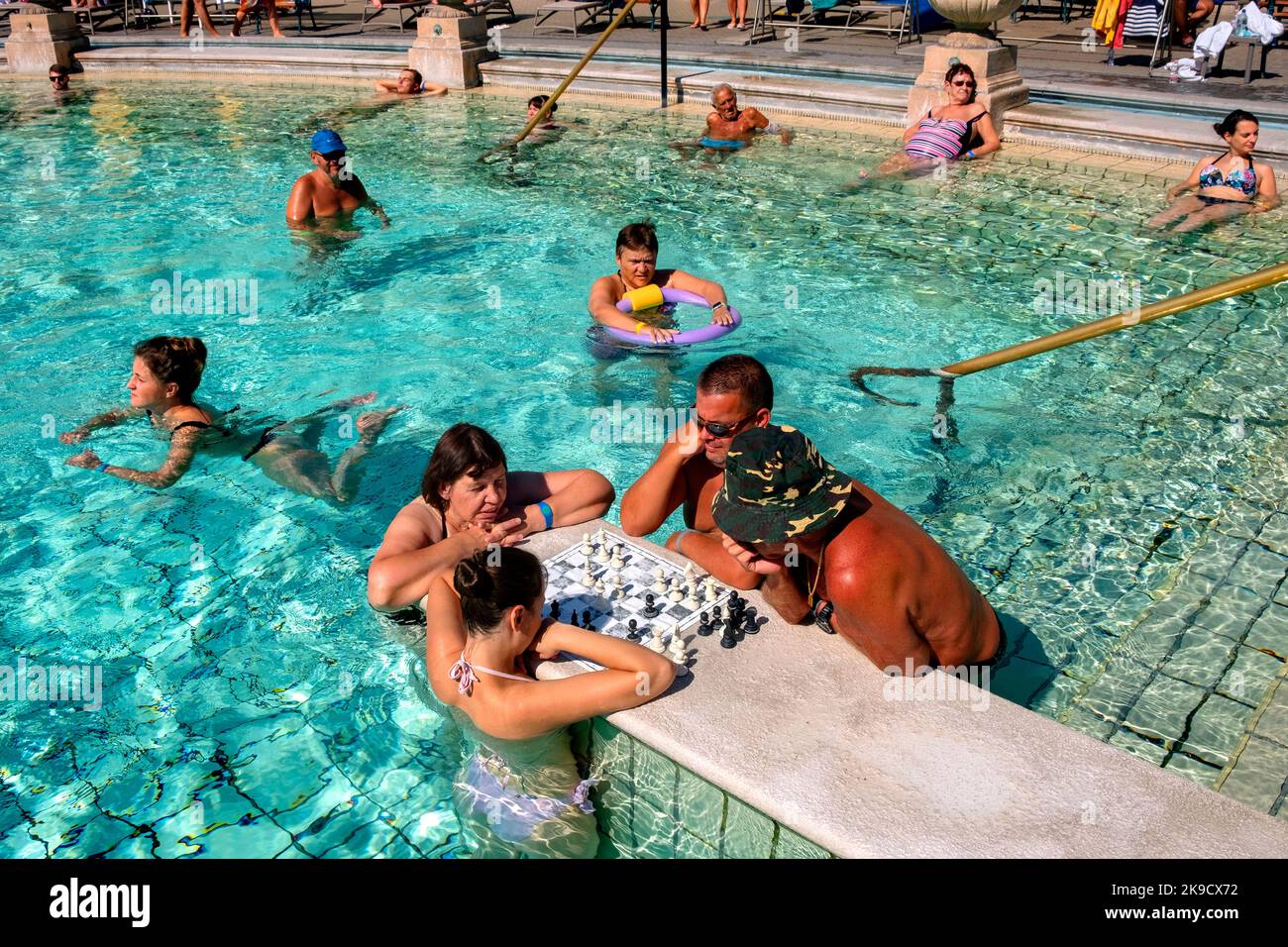Bagni termali di Szechenyi, partita di scacchi, Budapest, Ungheria, Europa Foto Stock