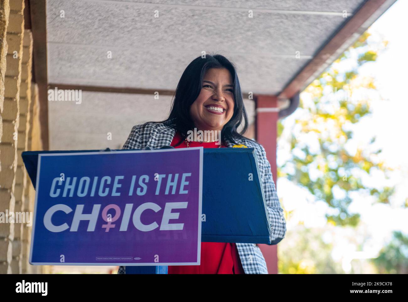 Gainesville, Florida, Stati Uniti. 27th Ott 2022. 25 ottobre 2022, Gainesville, FL: Karla Hernandez, il candidato tenente governatore con il candidato democratico gubernatorial Charlie Crist, parla al quartier generale del partito democratico della contea di Alachua a Gainesville, FL nel tentativo di incoraggiare gli elettori latini dopo l'inizio del voto anticipato. (Credit Image: © Dominic Gwinn/ZUMA Press Wire) Credit: ZUMA Press, Inc./Alamy Live News Foto Stock