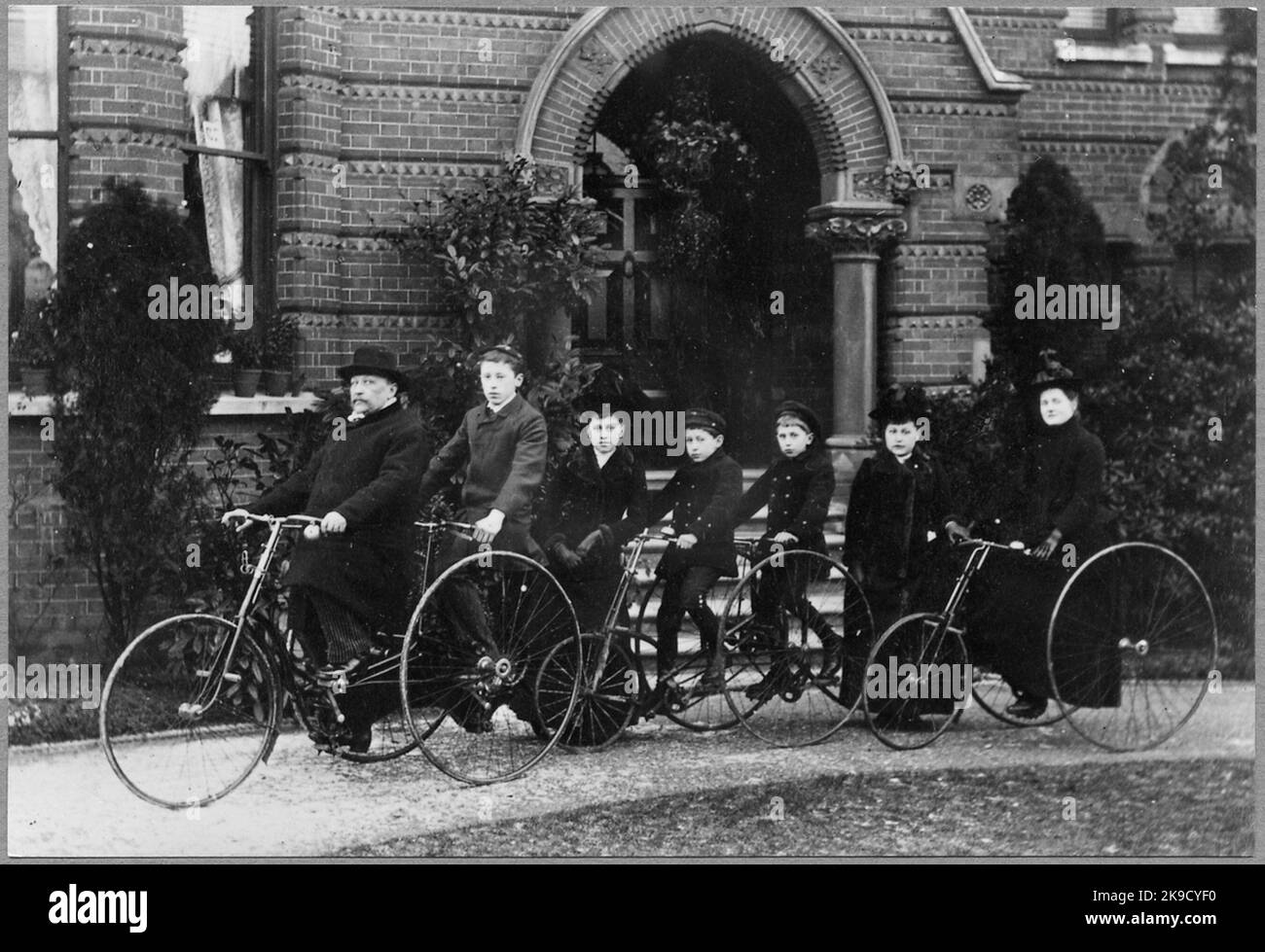 L'inglese Christer Peter Sandberg in bici con la sua famiglia a Londra, Regno Unito. Foto Stock
