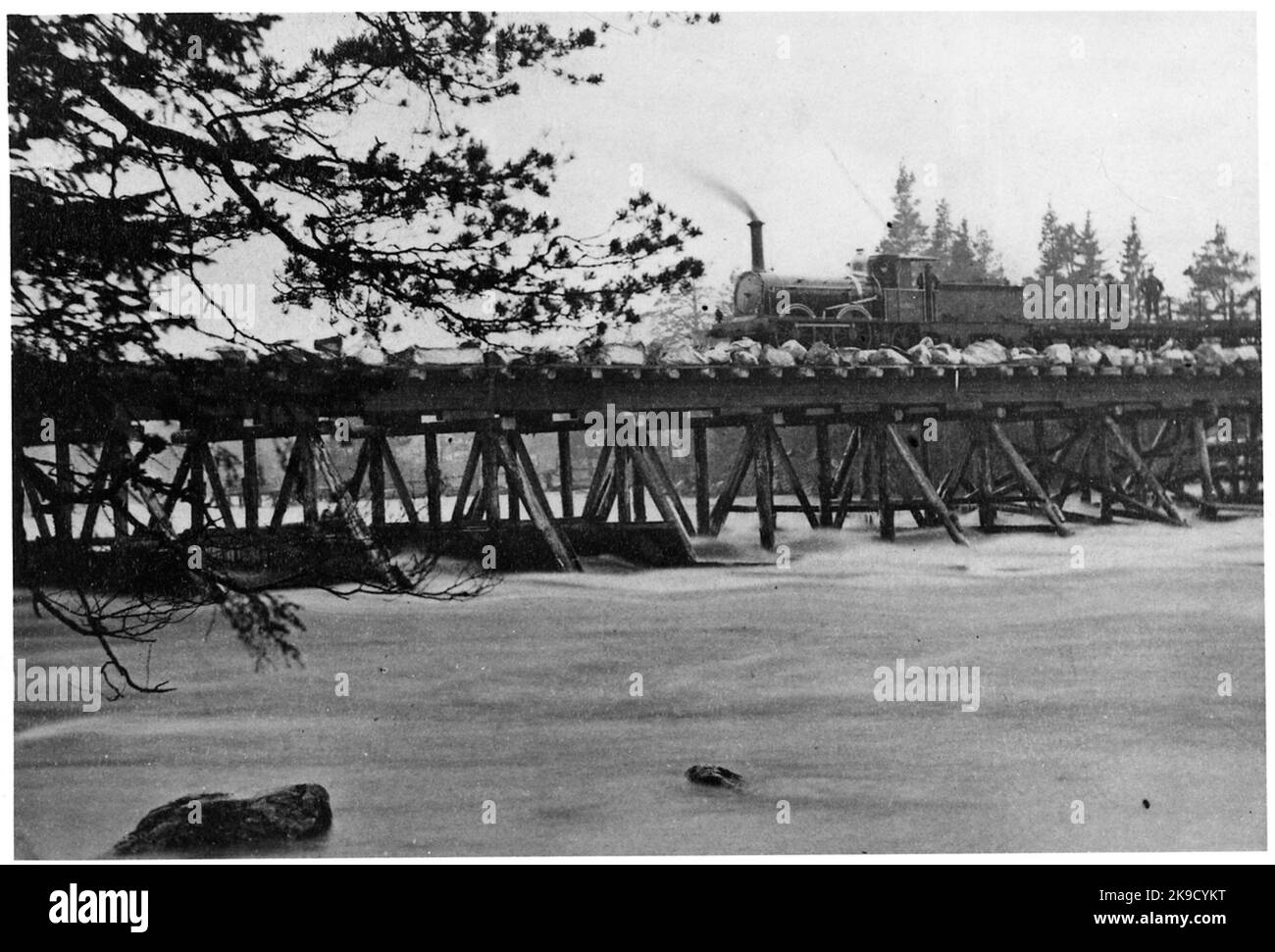 Uppsala - Ferrovia Gävle, UGJ A 1 'Rask' su un ponte provvisorio sul Dalälven. Foto Stock