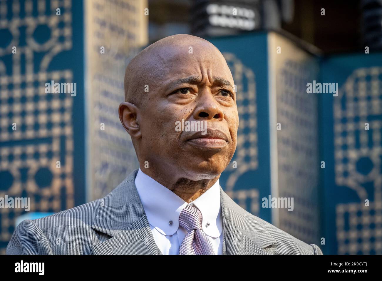 New York, Stati Uniti. 27th Ott 2022. Il sindaco di New York Eric Adams partecipa all'inaugurazione della settimana del Messico: Dia de Muertos nel Rockefeller Center. Credit: Enrique Shore/Alamy Live News Foto Stock