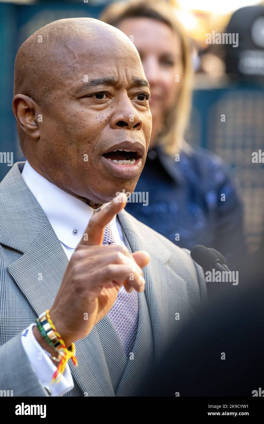 New York, Stati Uniti. 27th Ott 2022. Il sindaco di New York Eric Adams parla durante l'inaugurazione della settimana del Messico: Dia de Muertos nel Rockefeller Center. Credit: Enrique Shore/Alamy Live News Foto Stock