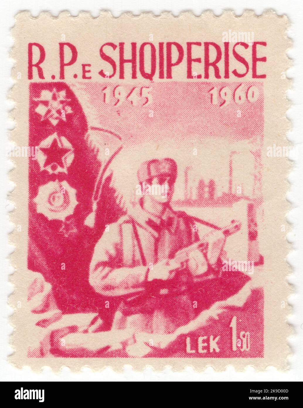 ALBANIA - 1960 maggio 12: Un francobollo da carminio di lek 1,50 con Soldato in guardia. 15th° anniversario delle guardie di frontiera Foto Stock