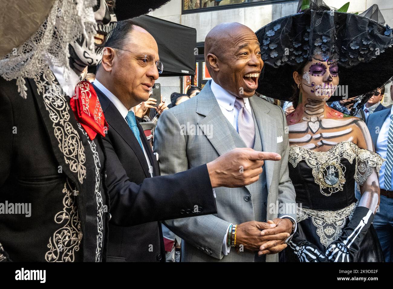 New York, Stati Uniti. 27th Ott 2022. Il sindaco di New York Eric Adams (R) ride accanto al console generale del Messico Jorge Islas López accanto ai tradizionali personaggi 'Catrin' e 'Catrina' durante l'inaugurazione della settimana del Messico: Dia de Muertos nel Rockefeller Center. Credit: Enrique Shore/Alamy Live News Foto Stock