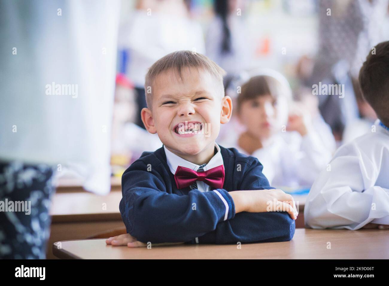 Bila Tserkva, Ucraina, agosto, 2016: Grimaces divertente dello scolaro senza denti Foto Stock
