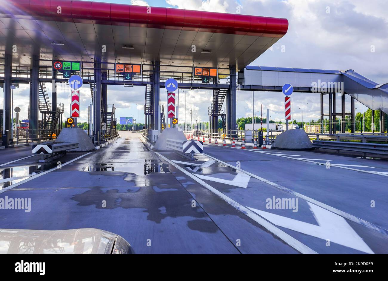 Mosca, Russia - 12 luglio 2022: Caselli a pedaggio sull'autostrada ad accesso controllato. Punti di pagamento su una strada a pedaggio. Autostrada M11 russa Foto Stock