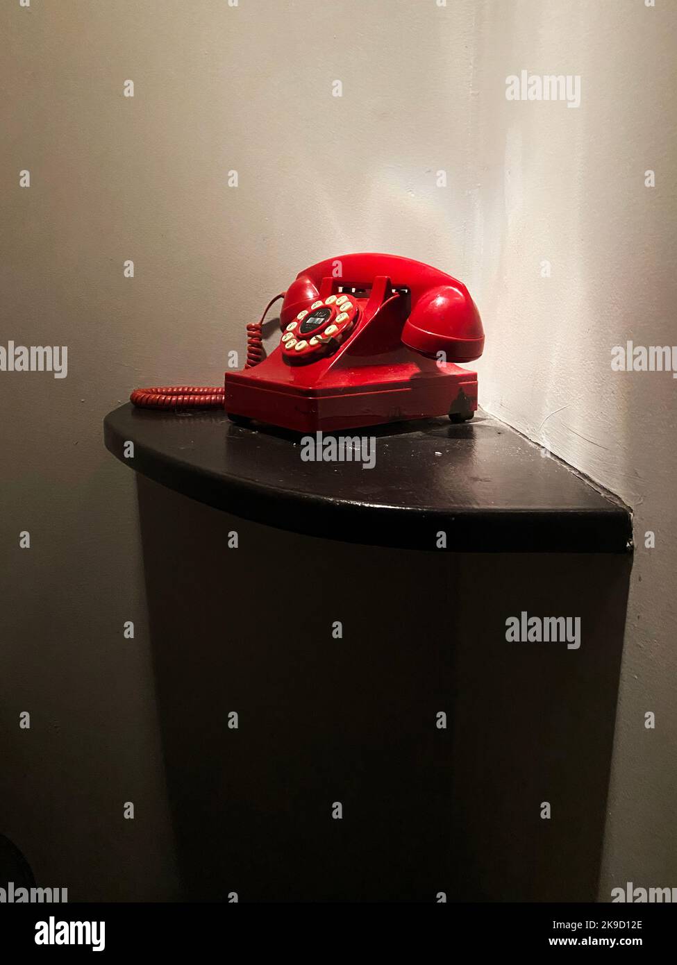 Un telefono rosso su un tavolo. Telefono di emergenza. Foto Stock