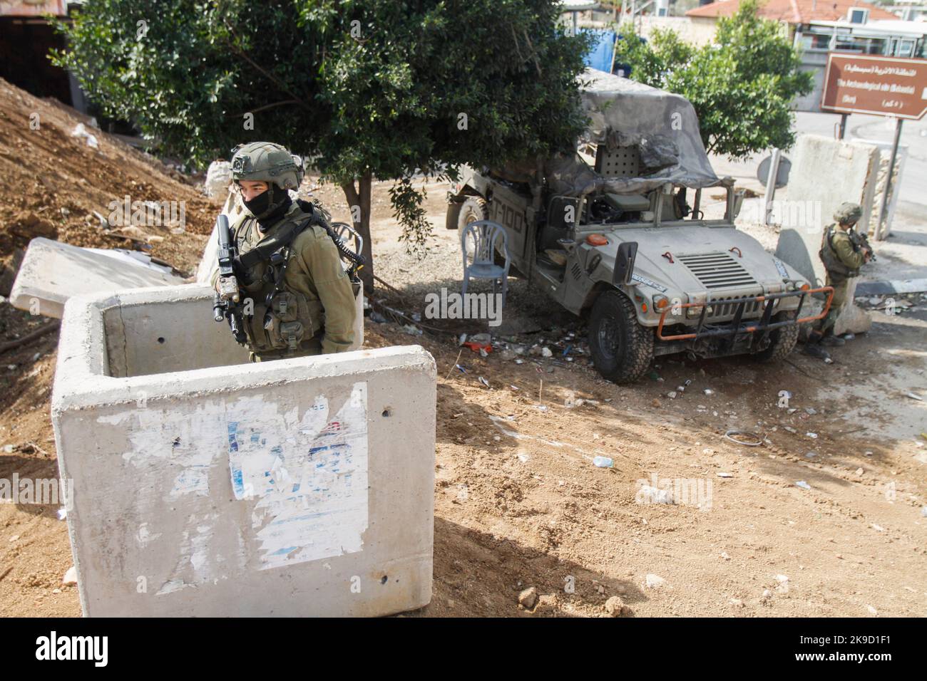 Nablus, Palestina. 26th Ott 2022. Un soldato israeliano ha visto sorvegliare un posto militare presso un checkpoint israeliano nella città di Nablus, nella Cisgiordania occupata, durante una visita di una delegazione diplomatica di 17 paesi che riconoscono la Palestina per conoscere le sofferenze del popolo palestinese in questi checkpoint. I residenti della città hanno detto che questi checkpoint sono chiusi per il diciassettesimo giorno consecutivo dall'esercito israeliano. Credit: SOPA Images Limited/Alamy Live News Foto Stock