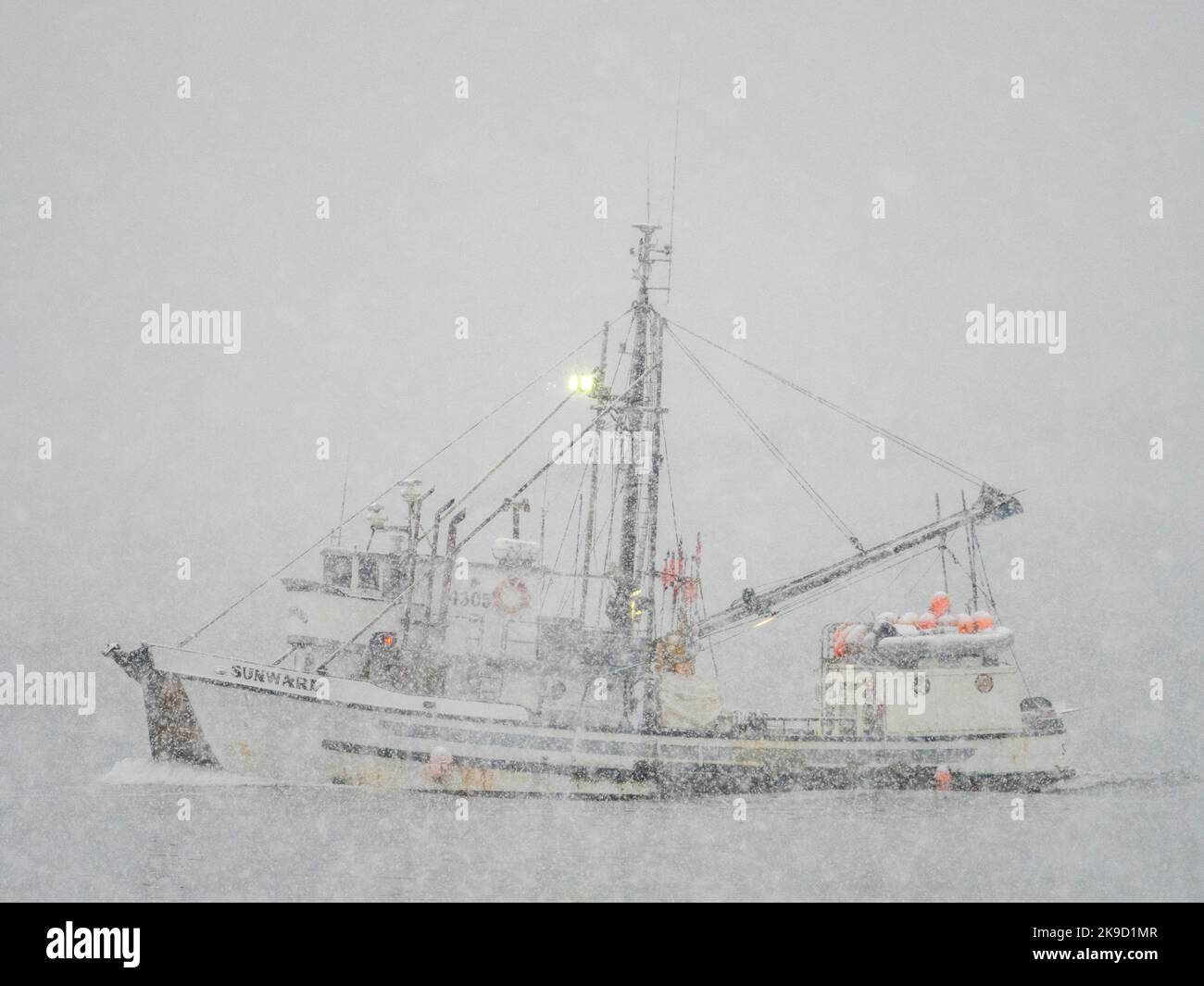 Barca da pesca Sunward in una tempesta di neve, Resurrection Bay, Seward, Alaska. Foto Stock