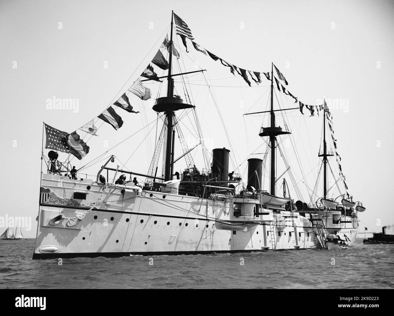 Il primo USS San Francisco (C-5) (in seguito CM-2) fu un incrociatore protetto in acciaio della Marina degli Stati Uniti. Fu poi chiamata Tahoe e poi Yosemite, diventando la terza nave della Marina statunitense a portare il nome Yosemite. Assomigliò generalmente al suo predecessore Newark, con un armamento principale di dodici cannoni da 6 pollici 1949 Foto Stock