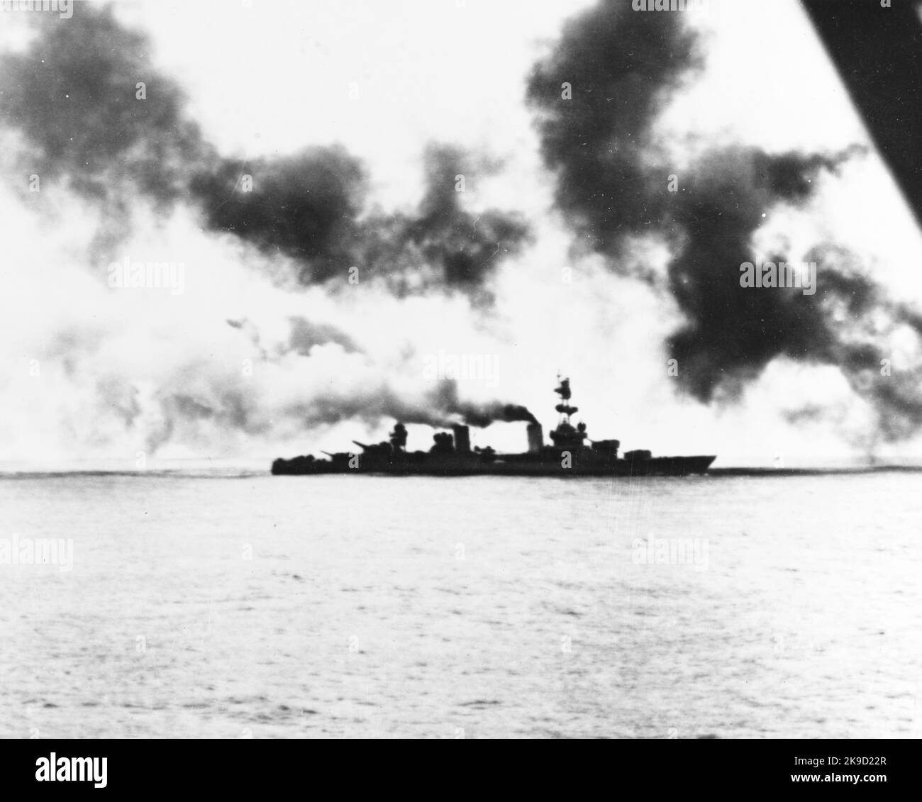 Salt Lake City, danneggiata dal fuoco da fuoco dell'incrociatore giapponese, inizia a perdere velocità prima di andare morto in acqua durante la battaglia sotto uno schermo di fumo posato dai cacciatorpediniere accompagnatori USS Salt Lake City (CL/CA-25) della Marina degli Stati Uniti era un incrociatore di classe Pensacola, più tardi riclassificato come un incrociatore pesante, A volte conosciuto come 'Swayback Maru' o 'Old Swayback'. Ha avuto 11 stelle di battaglia per gli undici impegni a cui ha partecipato. Fu anche la prima nave a dare il nome a Salt Lake City, Utah. 1943 Battaglia delle isole Komandorski Foto Stock
