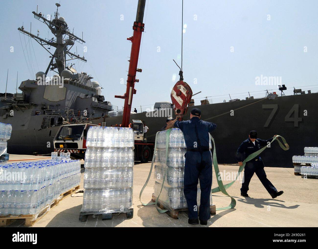 L'acqua in bottiglia viene caricata a bordo del cacciatorpediniere missilistico guidato USS McFaul (DDG 74). Quasi 55 tonnellate di forniture sono state caricate nell'ambito dell'assistenza umanitaria alla Repubblica di Georgia a seguito del conflitto tra le forze russe e georgiane. L'assistenza contribuirà ad alleviare le sofferenze umane nella Repubblica di Georgia. Marina statunitense Foto Stock