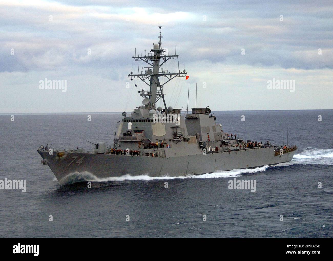 Il cacciatorpediniere missilistico guidato USS McFaul (DDG 74) U.S. Navy Foto Stock