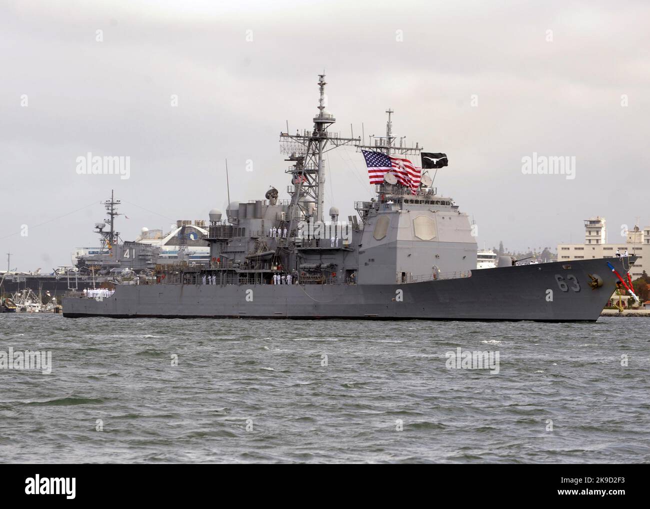 L'incrociatore missilistico guidato di classe Ticonderoga USS Cowpens (CG 63) U.S. Navy Foto Stock