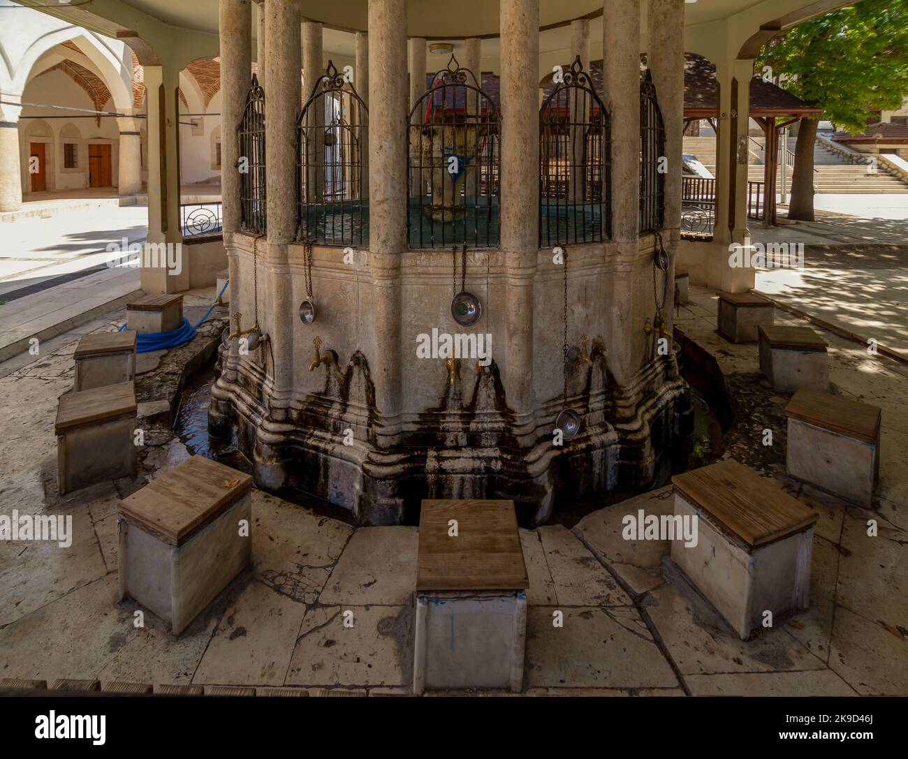 Un luogo per l'abluzione in una moschea, una fontana. Shadirvan Foto Stock