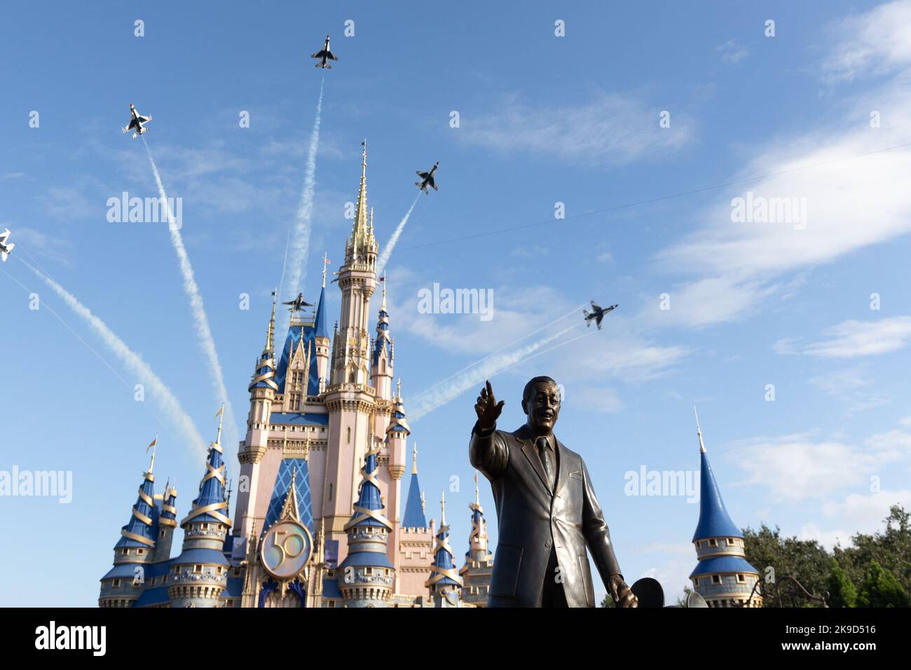 27 ottobre 2022 Air Force Thunderbirds Over Magic Kingdom, Walt Disney World, Orlando, Florida Foto Stock