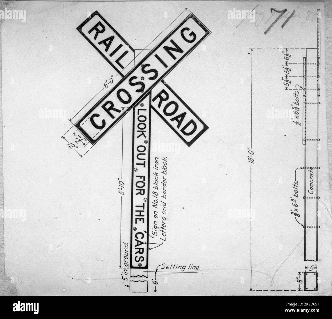 Disegnando un marchio a croce inglese, il segno a croce si trova direttamente davanti all'area del binario di una ferrovia. Il marchio della crociera può mancare all'incrocio con una sola strada, quindi è necessario guidare in modo da poter sostare in sicurezza prima della pista. Ci sono 2 marchi diversi. I marchi di crociera sono disponibili per un binario e un altro modello di corsie incrociate per diversi binari ferroviari. Foto Stock