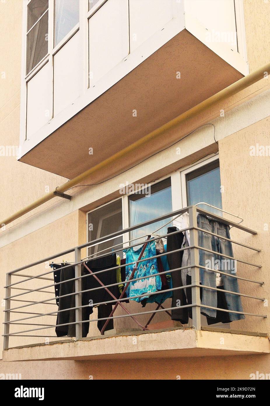 asciugabiancheria sul balcone dell'appartamento Foto Stock