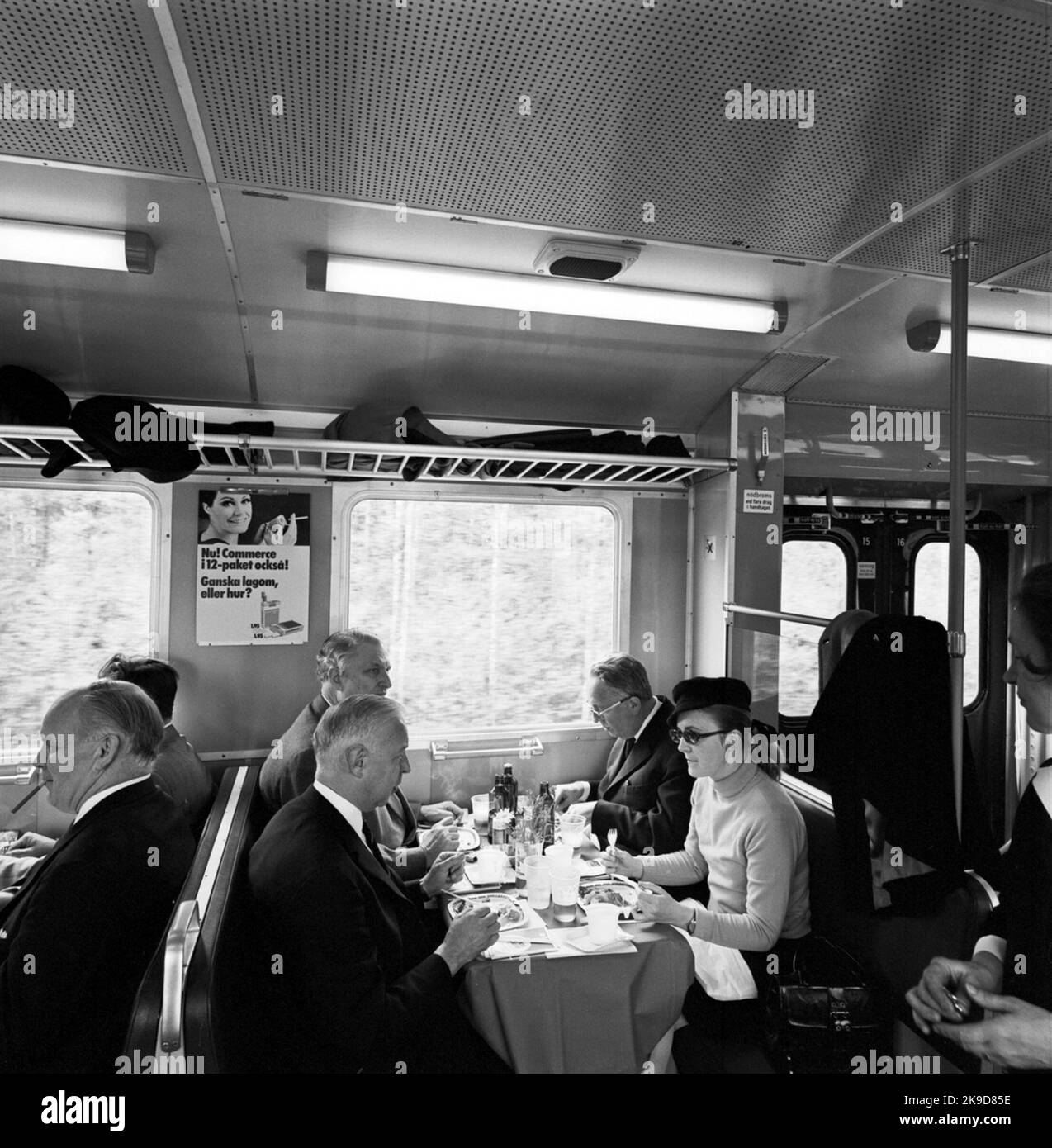 Ferrovia statale SJ X1. Il traffico inizia per la X1s all'interno di AB Greater Stockholm Local Traffic. Direttore Generale Upmark e altri nella vettura del ristorante. Foto Stock