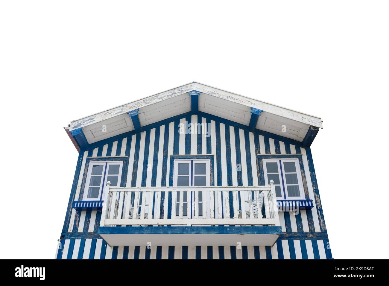 Tipica casa colorata a strisce blu e bianco chiamata Palheiros isolato su sfondo bianco. Foto Stock