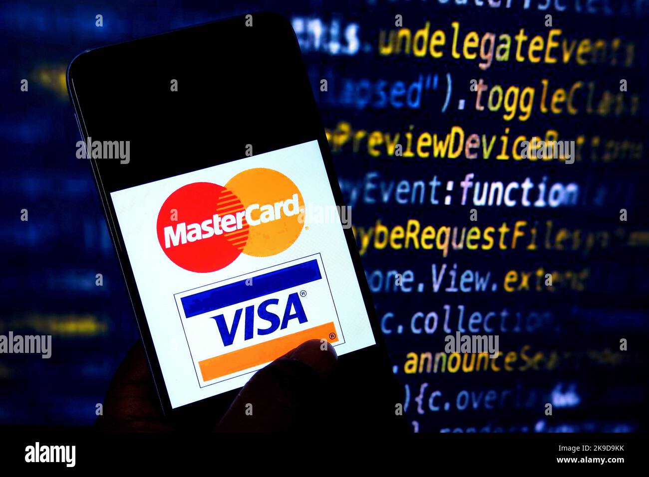 In questa immagine, sullo smartphone viene visualizzato il logo della Visa Master Card. Foto Stock