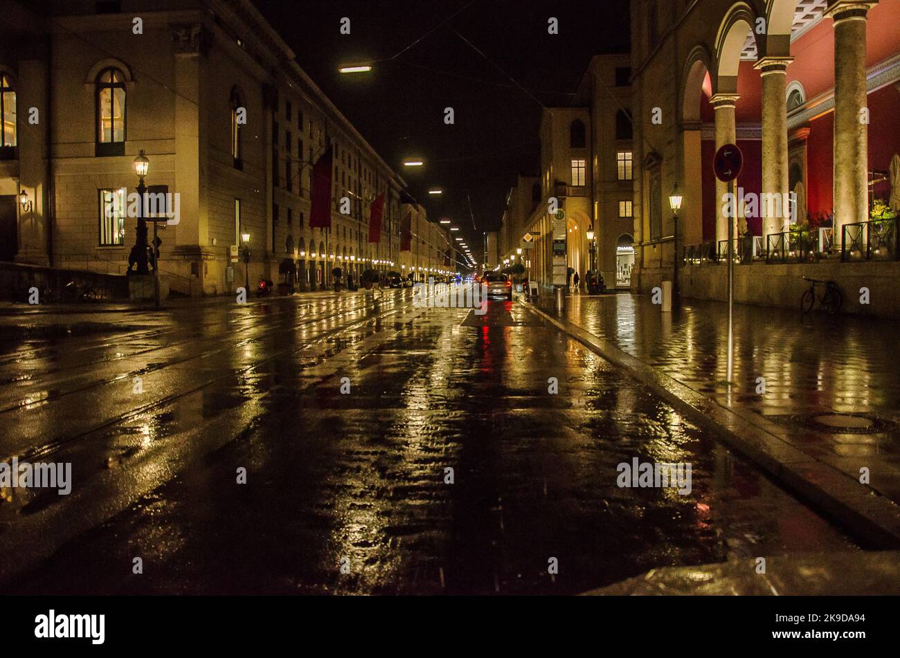 Maximilianstraße al Nationaltheater - Monaco - notte in città con forte pioggia Foto Stock