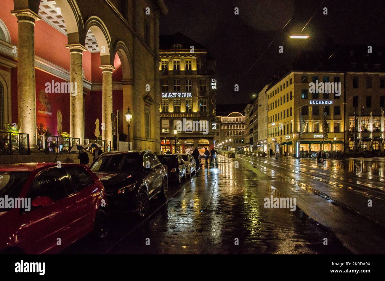 Maximilianstraße al Nationaltheater - Monaco - notte in città con forte pioggia Foto Stock