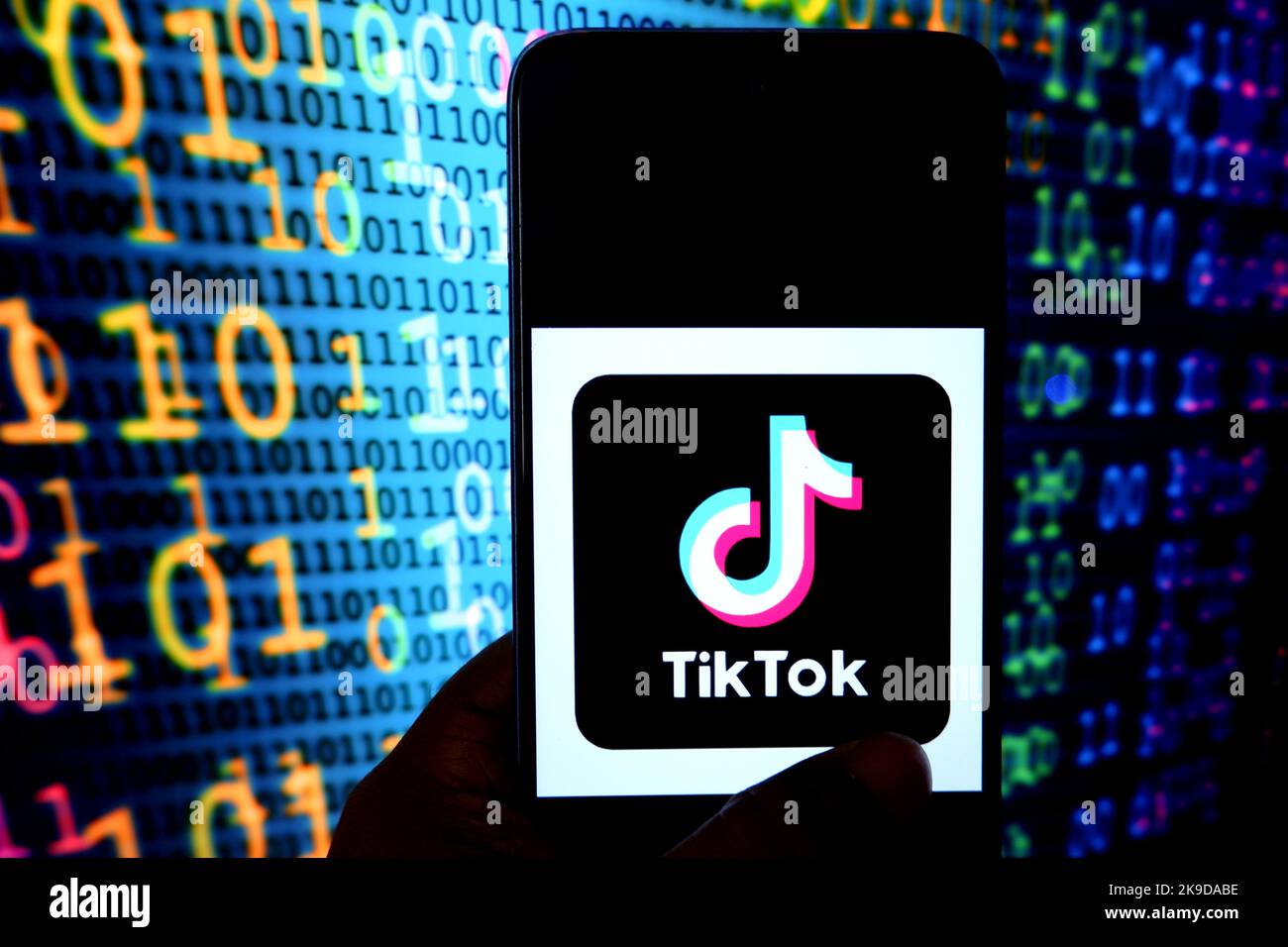 India. 27th Ott 2022. In questa immagine, sullo smartphone viene visualizzato il logo Tiktok. (Foto di Avishek Das/SOPA Images/Sipa USA) Credit: Sipa USA/Alamy Live News Foto Stock