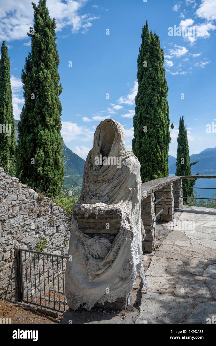 Scultura fantasma al Castello di Vezio (Castello di Vezio) sopra la città lacustre di Varenna, Lombardia, Italia Foto Stock