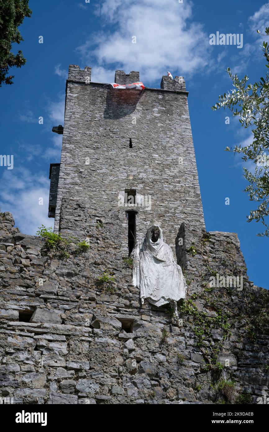 Castello di Vezio (Castello di Vezio) sopra la città lacustre di Varenna, Lombardia, Italia Foto Stock