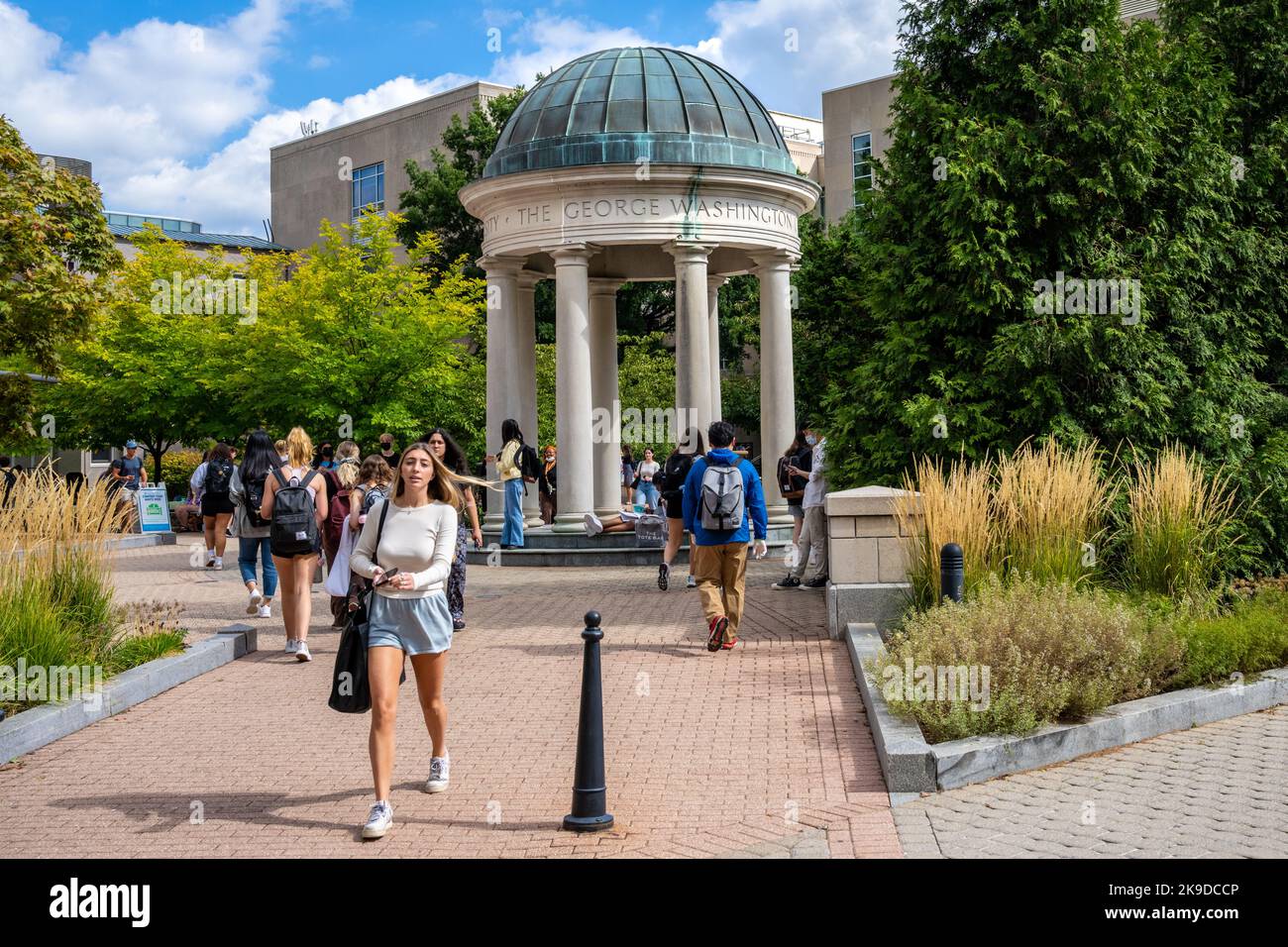 Washington, DC - 8 Settembre 2022: Trafficata Kogan Plaza al centro del campus della George Washington University. Foto Stock