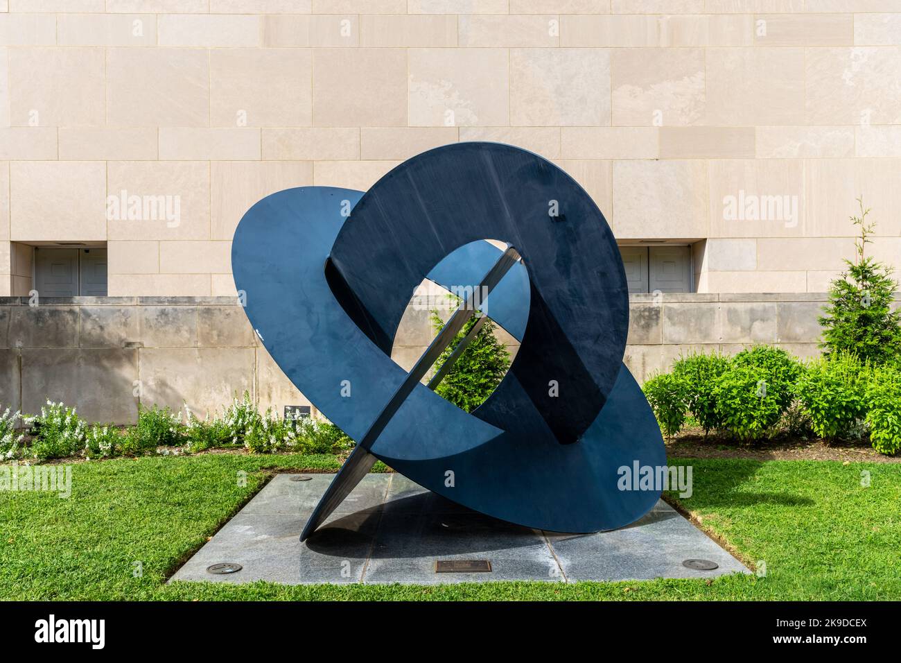 Washington, DC - 8 settembre 2022: Scultura intitolata Suffusion di Arthur carter nel campus della George Washington University. Foto Stock