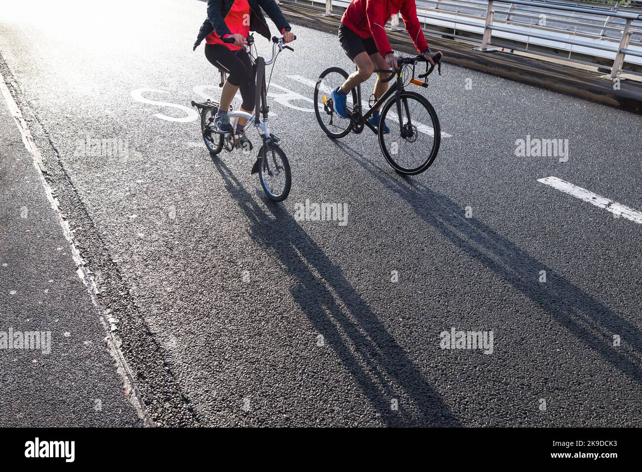 due ciclisti in movimento su una strada cittadina Foto Stock