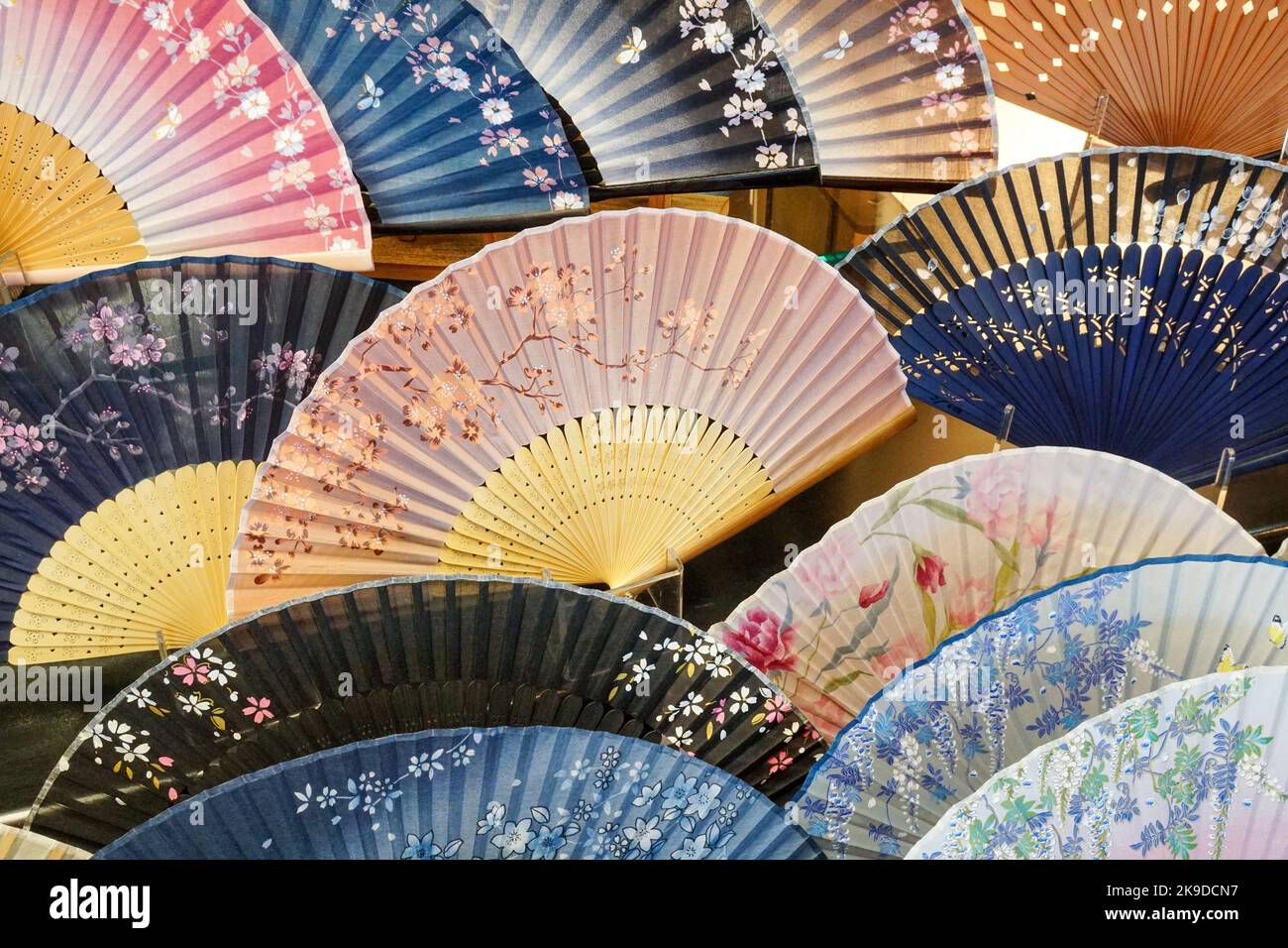 Tifosi giapponesi sensu tradizionali in diversi modelli Foto Stock