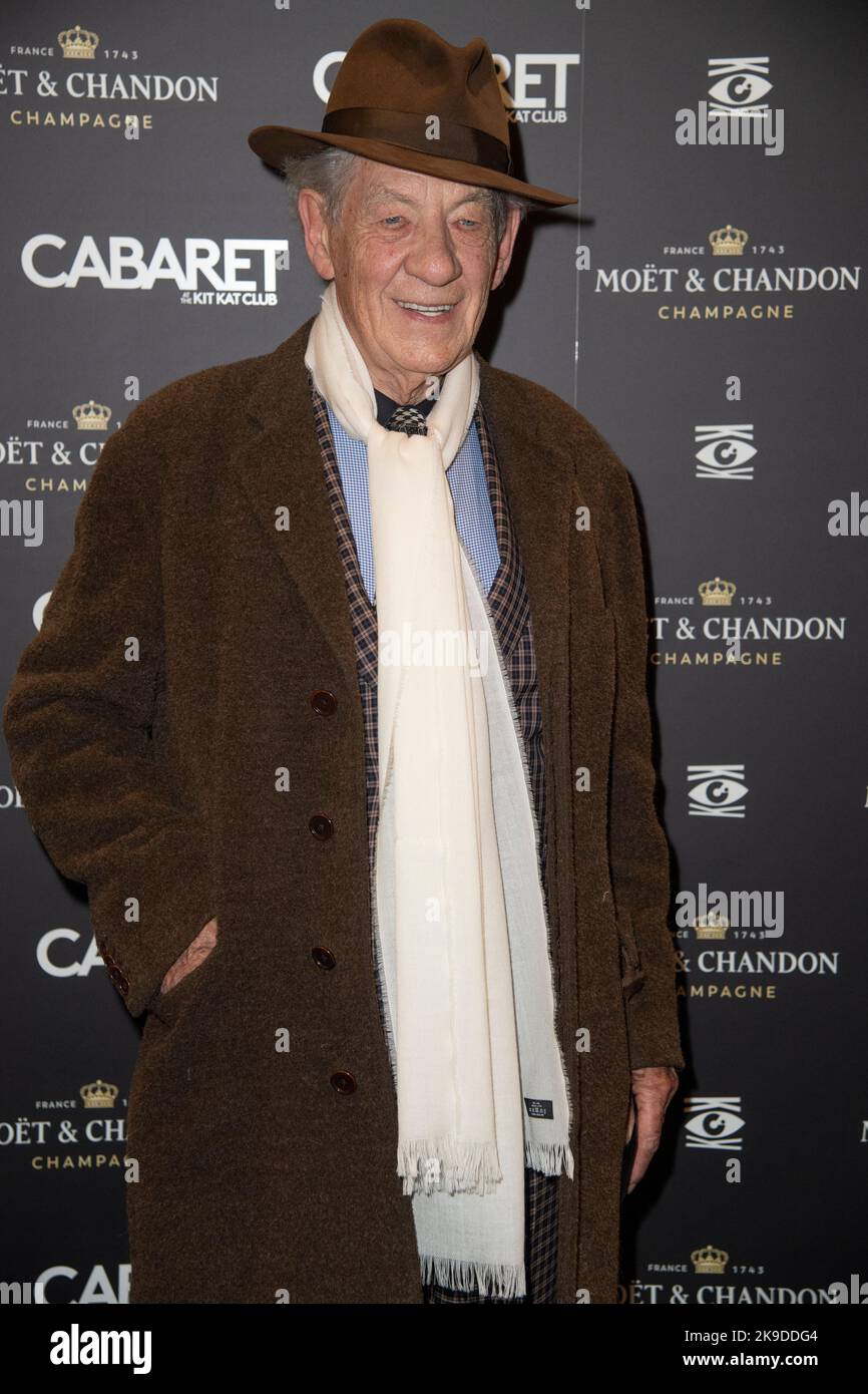 Londra, Regno Unito. 27th Ott 2022. Sir Ian McKellen partecipa alla serata di gala del 'Cabaret al Kit Kat Club' London England UK il 27th ottobre 2022. Foto di Gary Mitchell Credit: Gary Mitchell, GMP Media/Alamy Live News Foto Stock