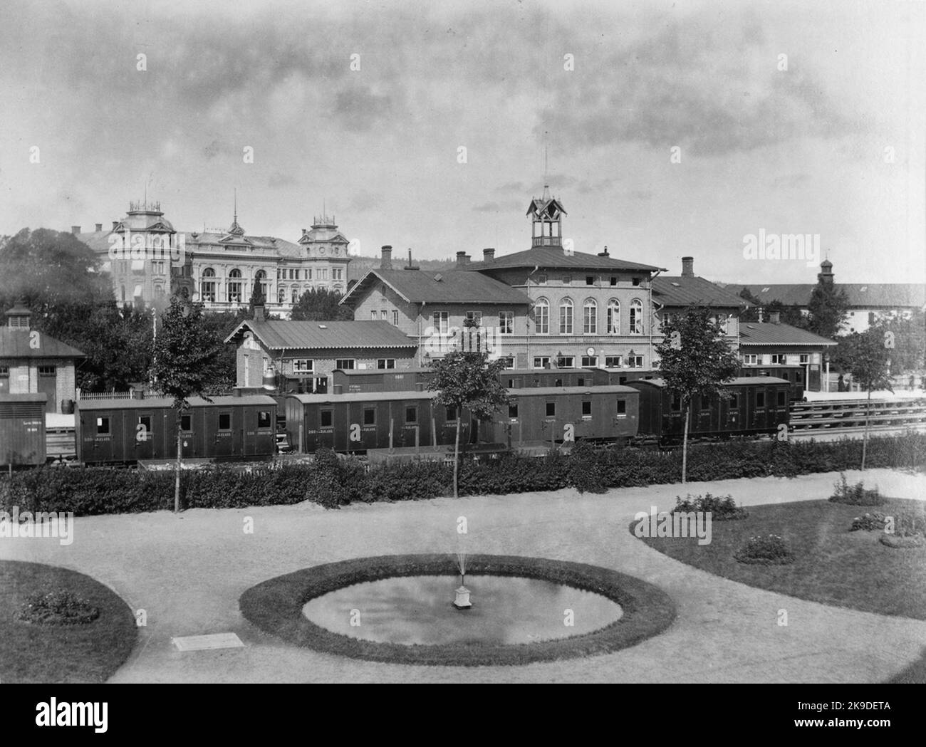 Secondo le note negative del 5120. La stazione ferroviaria. Foto fr. Il corso d'acqua. 1890.'. Stazione di Skövde. La locomotiva che si trova dietro i carri è SJ o 24 Frey, che è stato abolito nel 1903 e dietro il carro merci G2 11661 (Kockum 1870) convertito in un cassetto nel 1907. L'ultimo trolley di questo treno ha un conduttore coupé con freno. Un BC6 o C6b del modello 1864. Le autovetture sono da sinistra C6b 509 (Kockum 1876), C7 260 (ex B LW 1864), B7 78 (LW 1866) e C6b 767 fd hmmj C 13 (d 1873). Il B7 78 fu abolito al più presto e lo fu nel 1891. Foto Stock