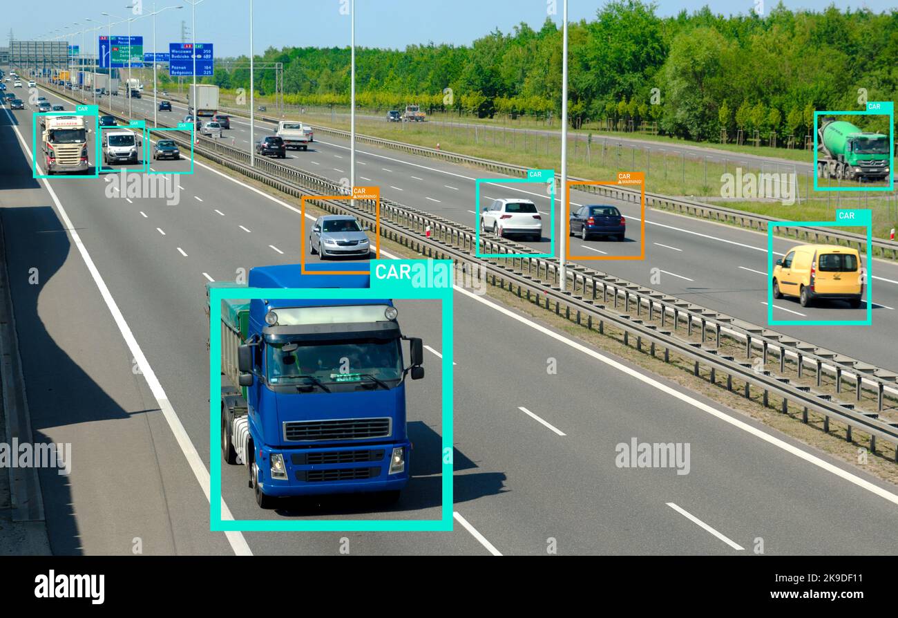 Monitoraggio del traffico tramite intelligenza artificiale, sistema di sicurezza controllato da intelligenza artificiale, concetto di sistema di credito sociale Foto Stock