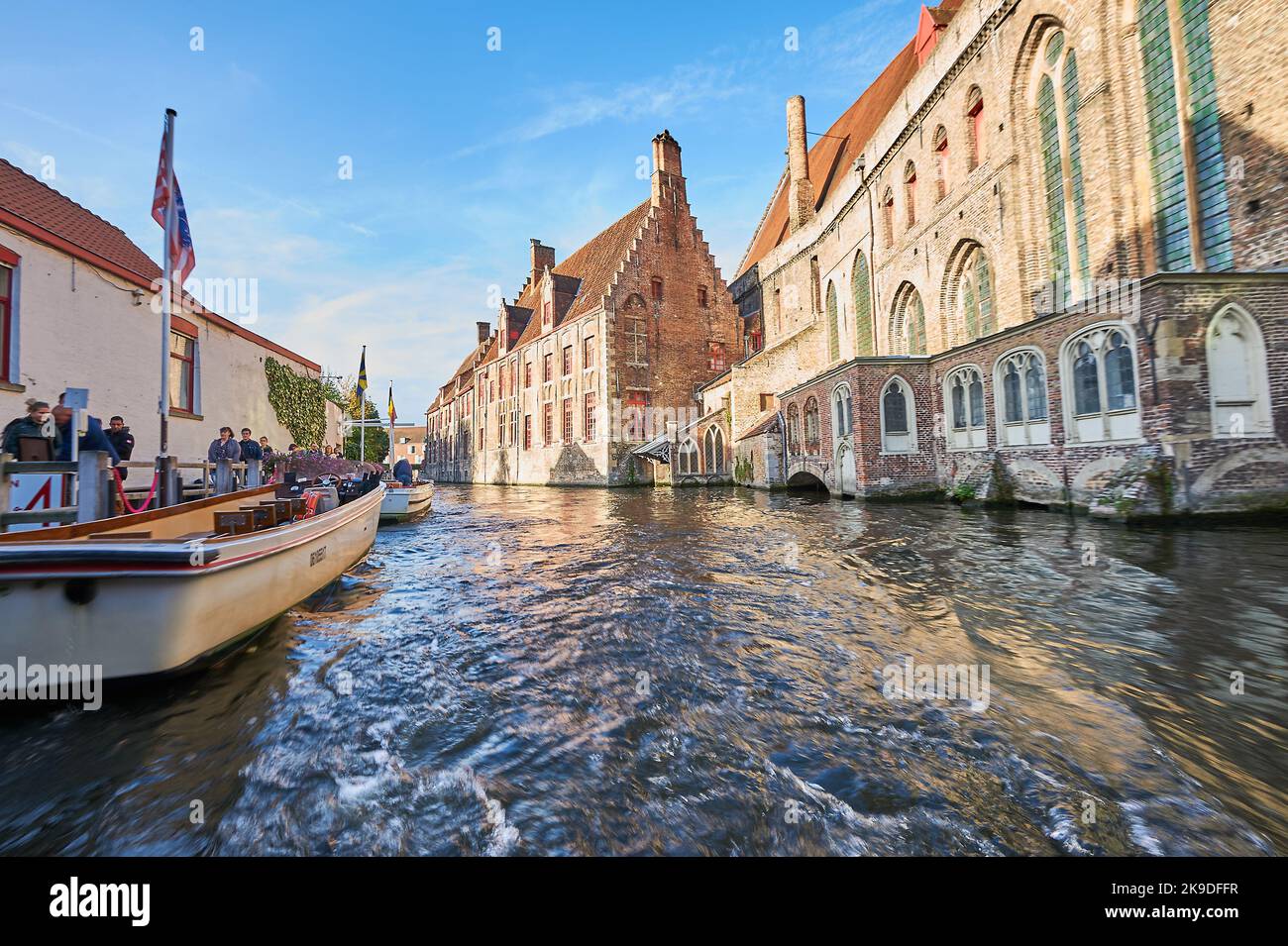 Barche sul canale di Bruges accanto all'Ospedale di Saint Johns, un ospedale del 11th ° secolo e ora un museo Foto Stock