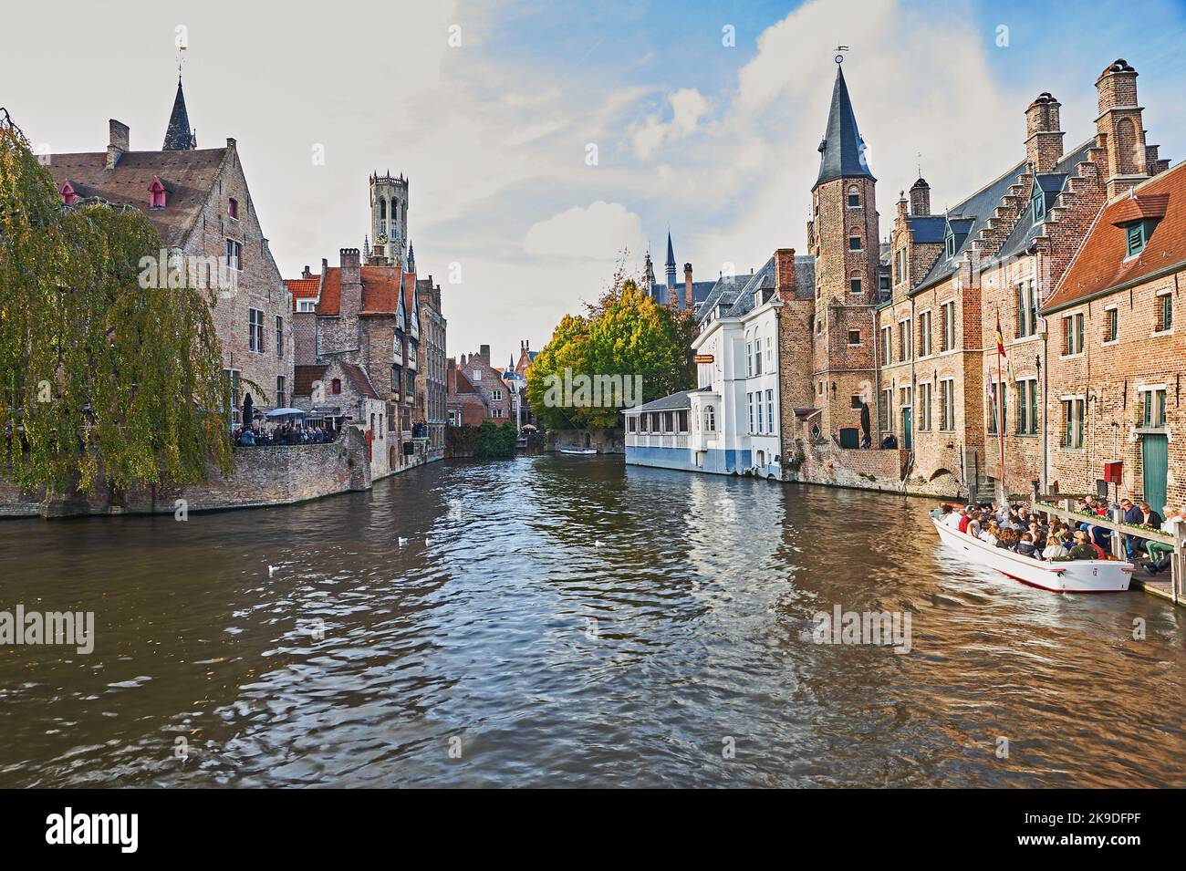 Bruges (Brugge) Fiandre, Belgio e lo storico Campanile si vede attraverso i tetti di case ornate lungo il canale a Rosary Quay (Rozenhoedkaai) Foto Stock Bruges (Brugge) Fiandre, Belgio e lo storico Campanile si vede attraverso i tetti di case ornate lungo il canale a Rosary Quay (Rozenhoedkaai) Foto Stock