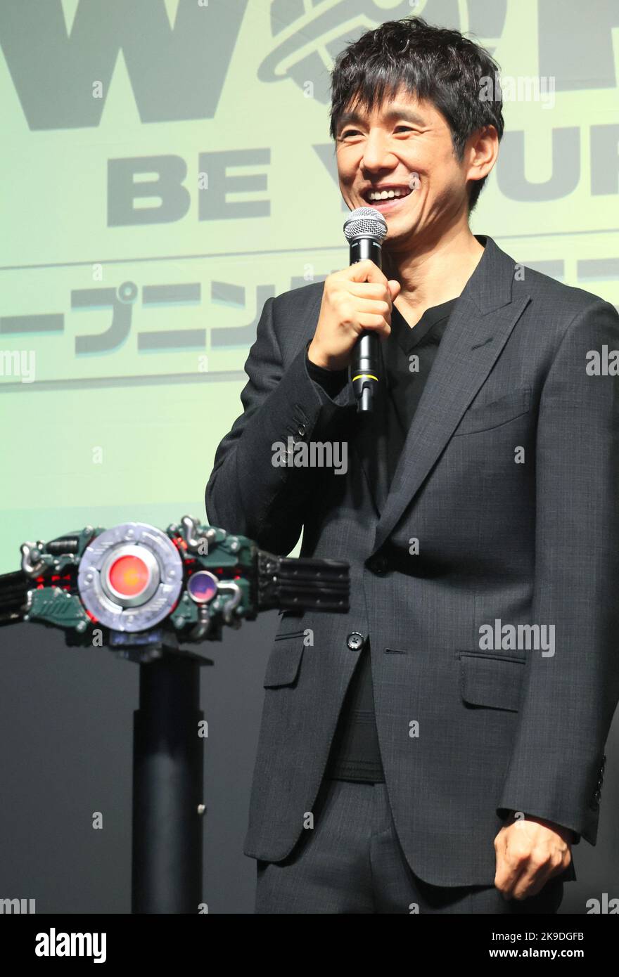 Tokyo, Giappone. 27th Ott 2022. L'attore giapponese Hidetoshi Nishijima parla mentre assiste ad una presentazione della nuova cinghia di trasformazione ha valutato 44.000 yen prodotta dal produttore giapponese di giocattoli Bandai a Tokyo il giovedì 27 ottobre 2022. Nishijima si esibisce in un film web 'Kamen Rider Black Sun' che sarà distribuito da ottobre 28. Credit: Yoshio Tsunoda/AFLO/Alamy Live News Foto Stock