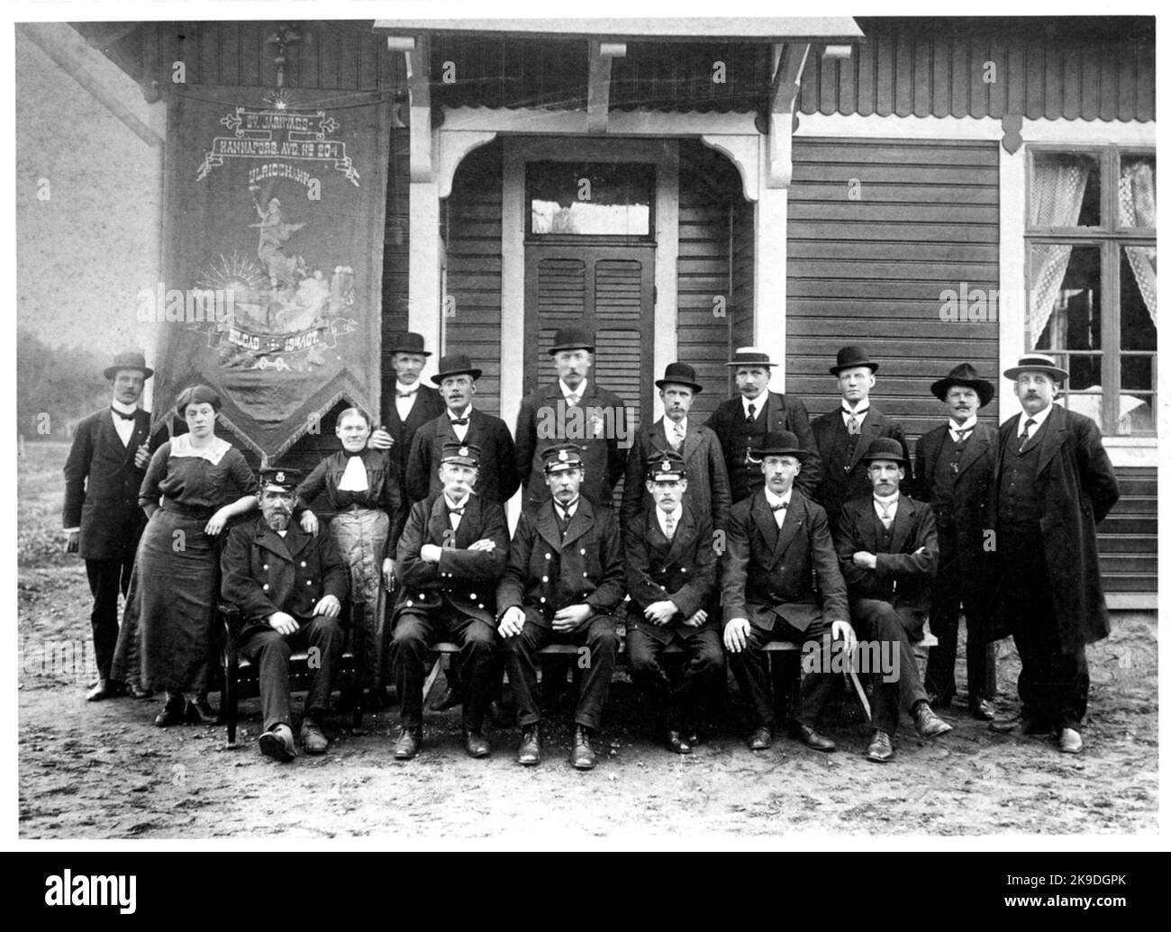 Guardia di pista Lundgren per il suo 60th° compleanno con la famiglia e il personale a Åsarp. Sullo sfondo appoggiato contro il muro della casa si trova un sindacato fan per la Svedese Railway Management Association. 204 Ulricehamn. Foto Stock
