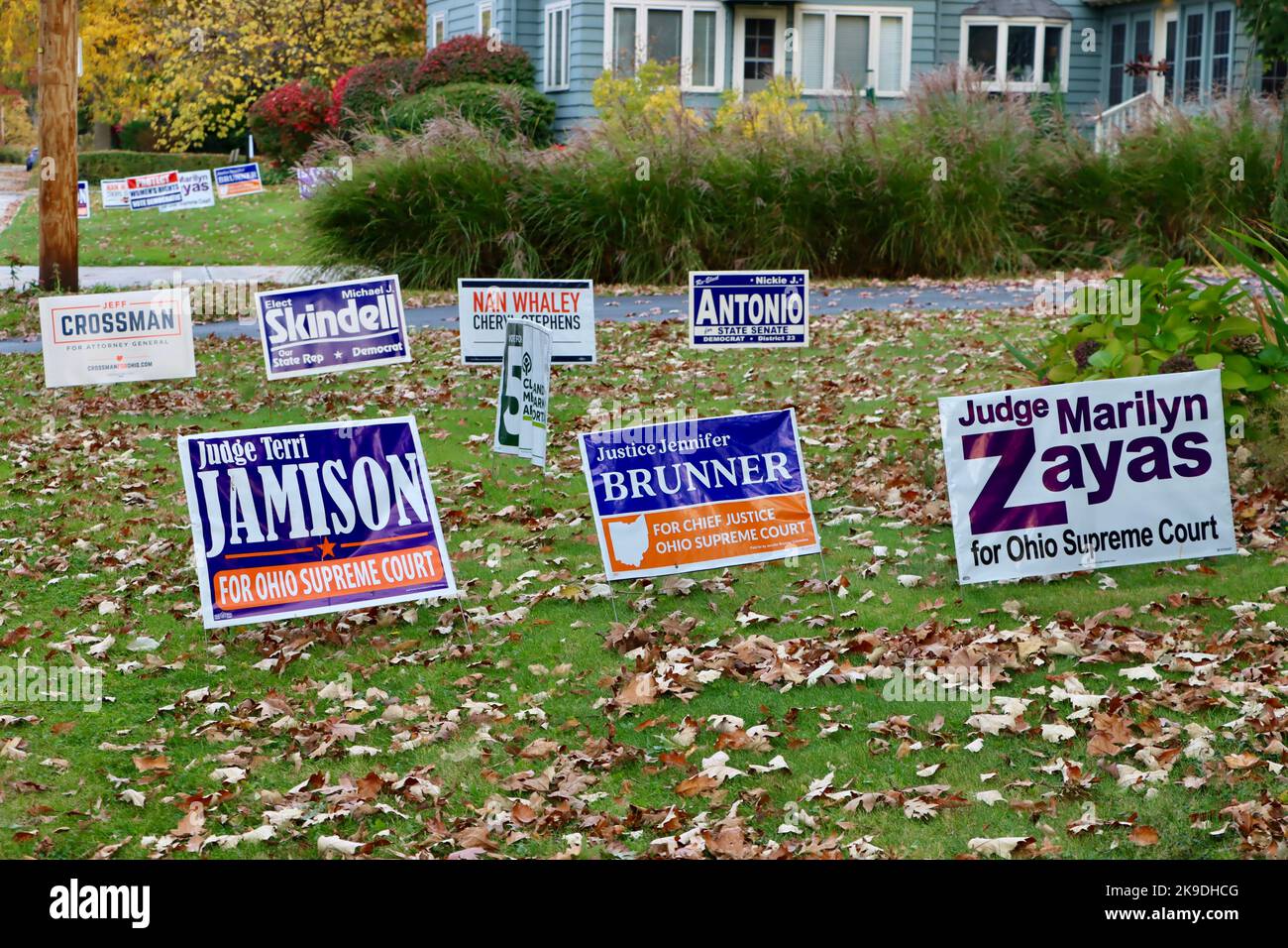 Il prato anteriore aggiunge per le elezioni di metà mandato 2022 a Lakewood, Ohio Foto Stock