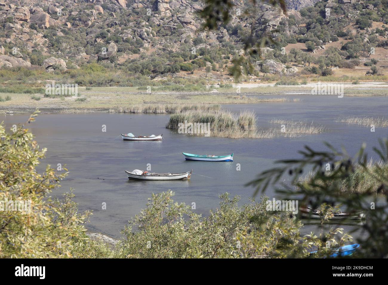 Barche da pesca ormeggiate lungo la riva del lago Bafa in Turchia. Messa a fuoco selettiva. Foto Stock