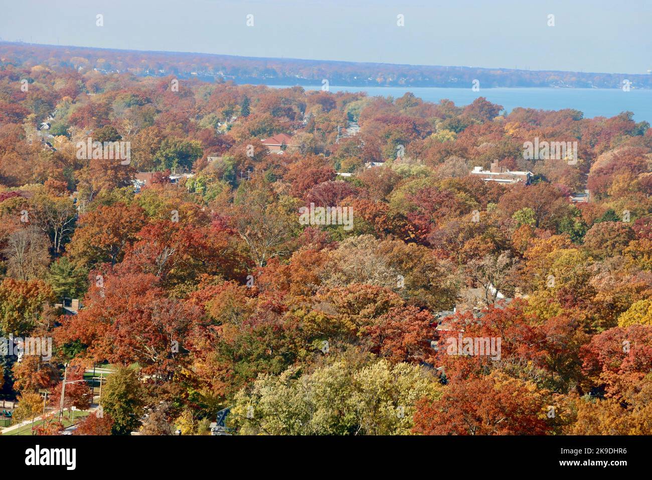 Vista a ovest su Lakewood con il lago Erie sullo sfondo Foto Stock