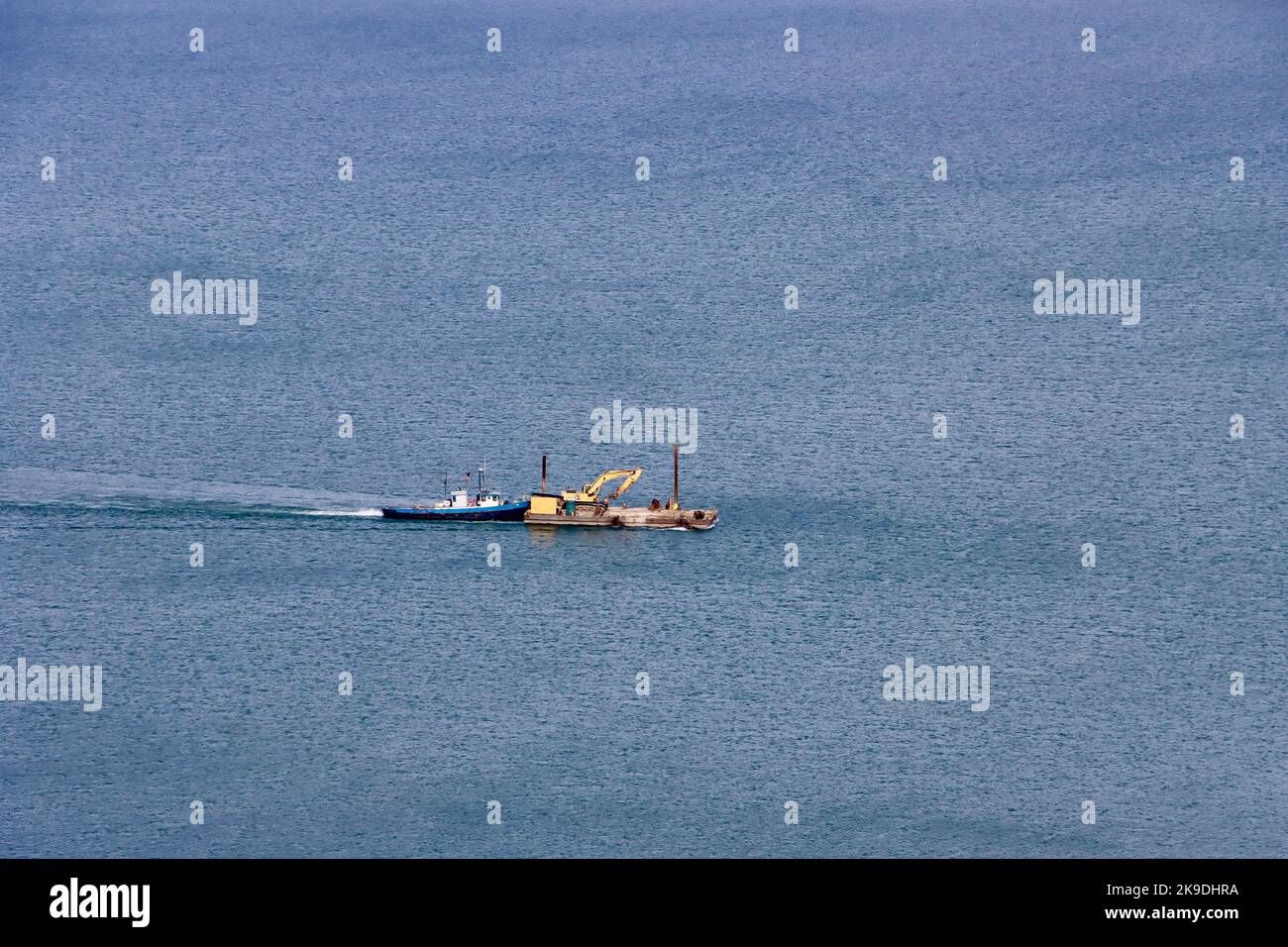 Rimorchiatore che spinge una chiatta sul lago Erie. Foto Stock