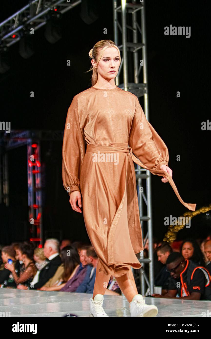 Alcuni dei migliori modelli e designer si sono recati al Chateau Luxe per mostrare le loro nuove collezioni, come molti hanno guardato per vedere quello che saranno presto Foto Stock