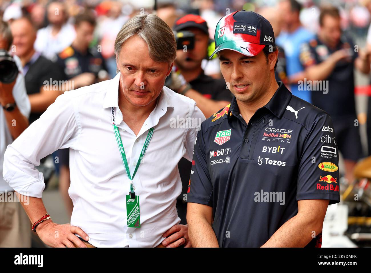 Città del Messico, Messico. 27th Ott 2022. (L a R): Adrian Fernandez (MEX) con Sergio Perez (MEX) Red Bull Racing. Gran Premio del Messico, giovedì 27th ottobre 2022. Città del Messico, Messico. Credit: James Moy/Alamy Live News Foto Stock