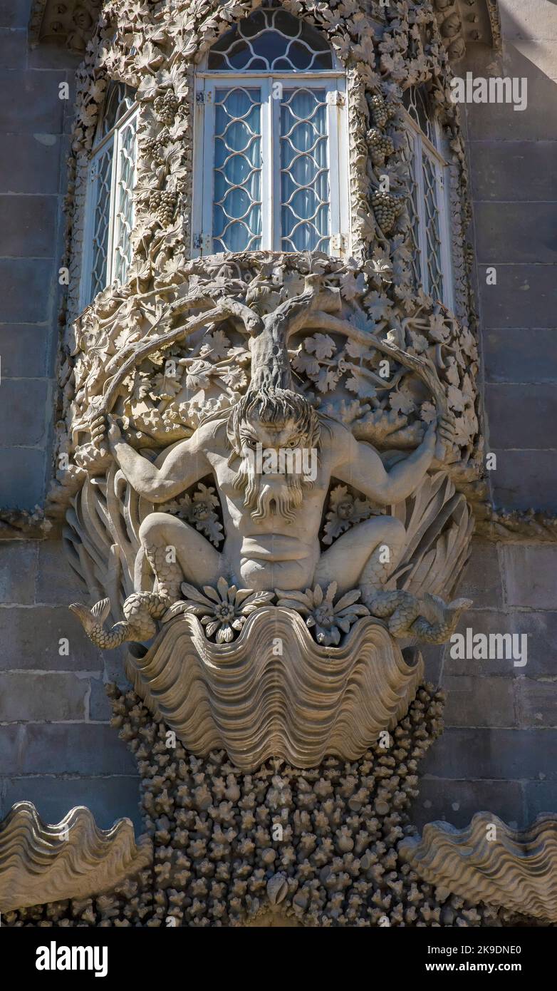 Statua di merman Triton sopra la porta Triton, Palazzo pena, Sintra, Portogallo Foto Stock