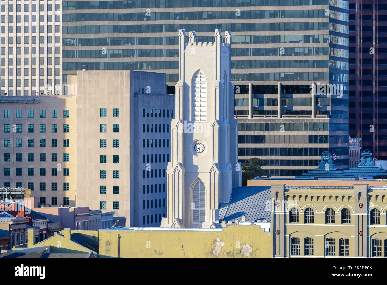 NEW ORLEANS, LA, USA - 25 OTTOBRE 2022: Mix di vecchi e nuovi edifici nel centro di New Orleans con la storica chiesa di San Patrizio nel centro Foto Stock